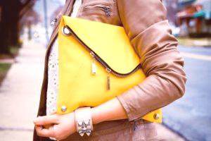 Žltá taška: vytvárať módne obrázky