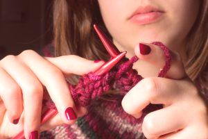 Nouer une écharpe avec des aiguilles à tricoter est très facile!