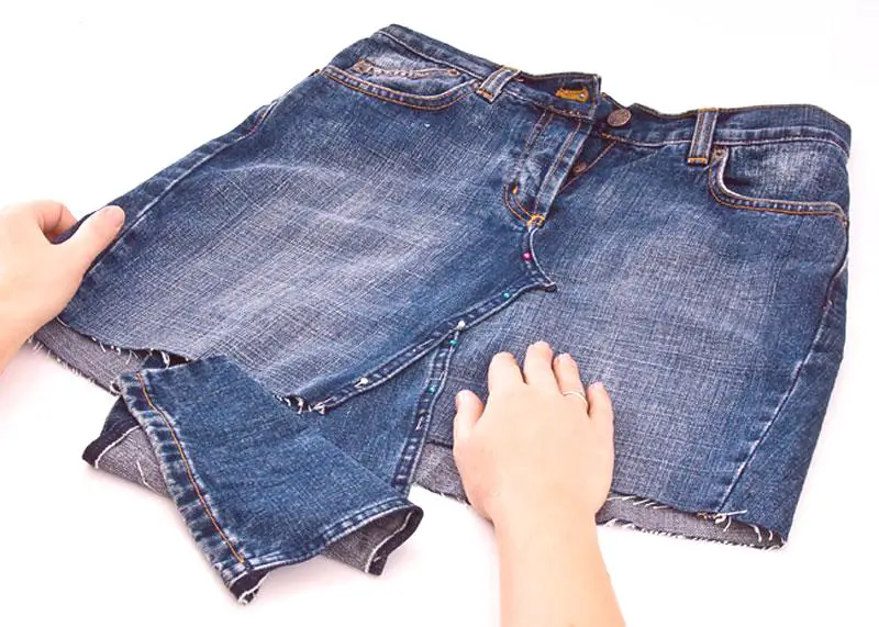Джинсовая юбка видео. Юбка джинсовая. Джинсовая юбка из старых джинсов. Перешить джинсы в юбку. Юбка из джинсовых брюк.
